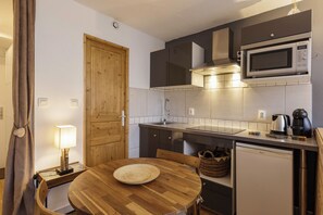 Réfrigérateur, micro-ondes, plaque de cuisson, cafetière/bouilloire