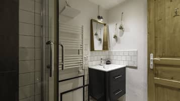 Regadera, secadora de cabello, toallas