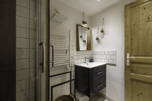 Douche, sèche-cheveux, serviettes fournies