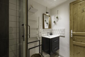Suihku, hiustenkuivaaja, pyyhkeet