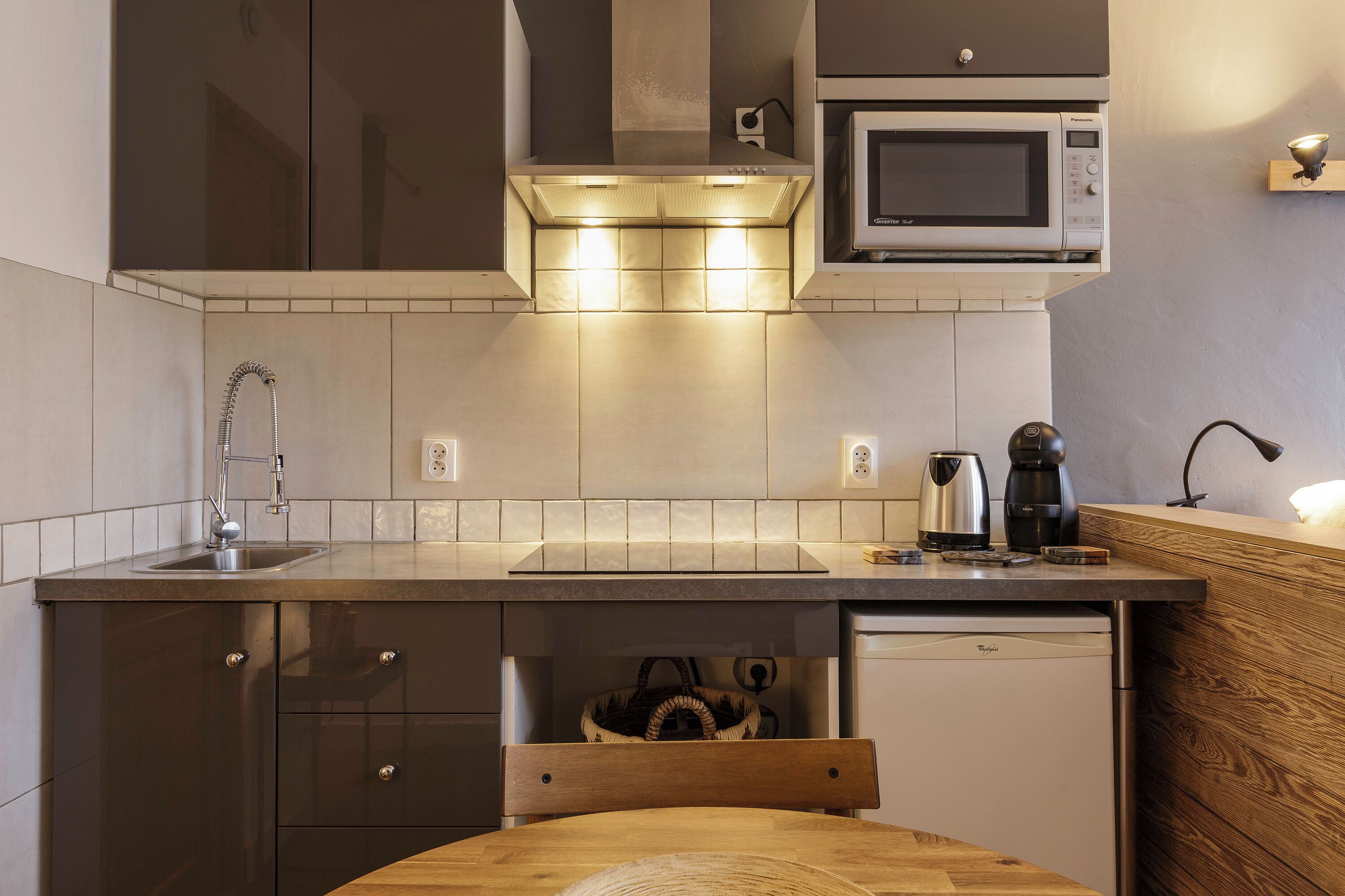 Réfrigérateur, micro-ondes, plaque de cuisson, cafetière/bouilloire