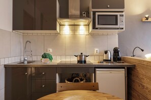 Refrigerador, microondas, parrilla de estufa y cafetera y tetera