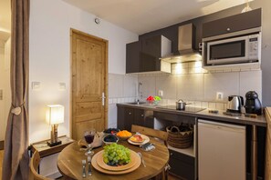 Refrigerador, microondas, parrilla de estufa y cafetera y tetera