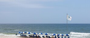 På stranden
