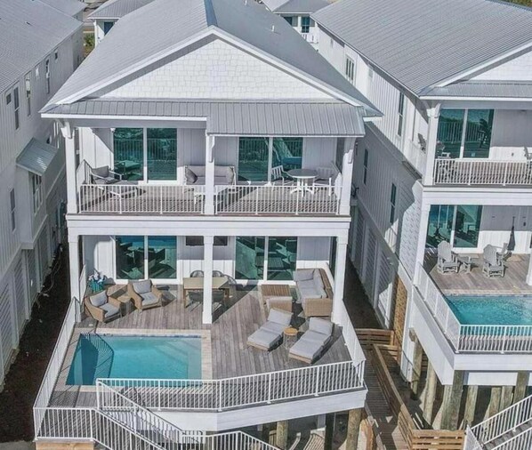 Une maison à plusieurs étages dotée d’une piscine chauffée, d’une promenade en bord de mer et d’un cadre propice aux mariages.