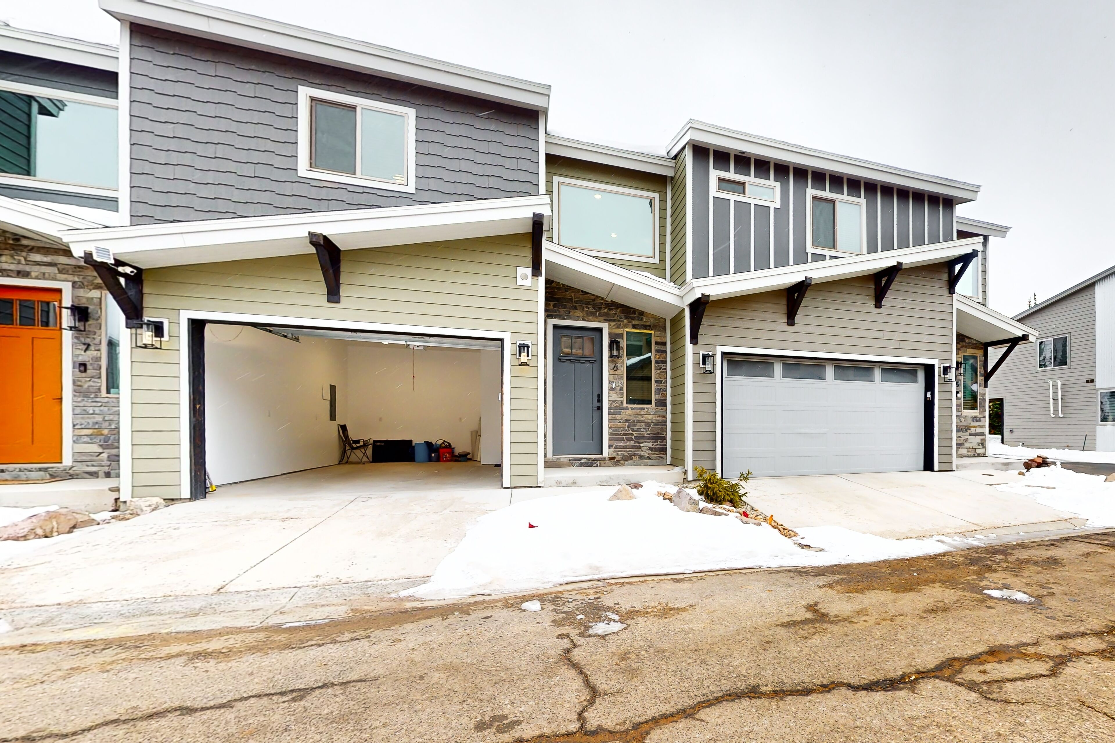 3-story townhome near skiing/hiking/national parks with fireplace, patio & BBQ