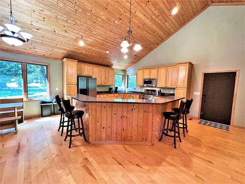 Elk Lodge, beautiful home with lake access