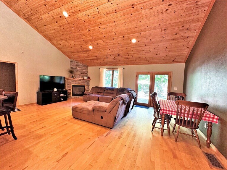Elk Lodge, Beautiful Home With Lake Access - Wisconsin