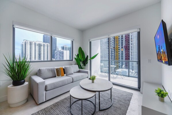 TV - Luxury Apartment in Miami's Financial District (Miami)