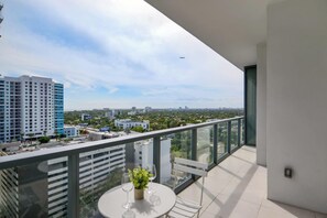 Outdoor dining - Luxury Apartment in Miami's Financial District (Miami)
