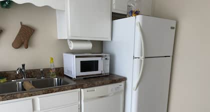 Cozy/peaceful condo that’s centrally-located & only minutes to many attractions.