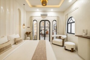2 chambres, coffres-forts dans les chambres, bureau