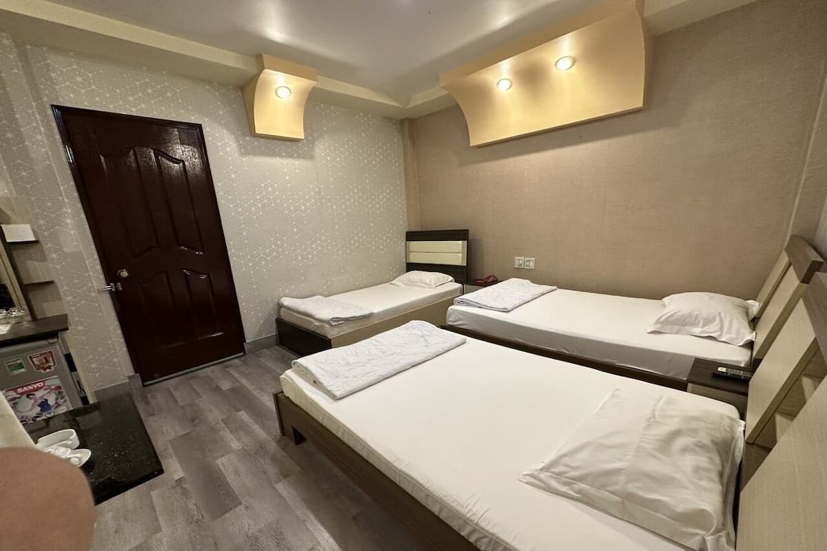 Comfort Triple Room, 3 Twin Beds | Laptop workspace, free WiFi, bed sheets
