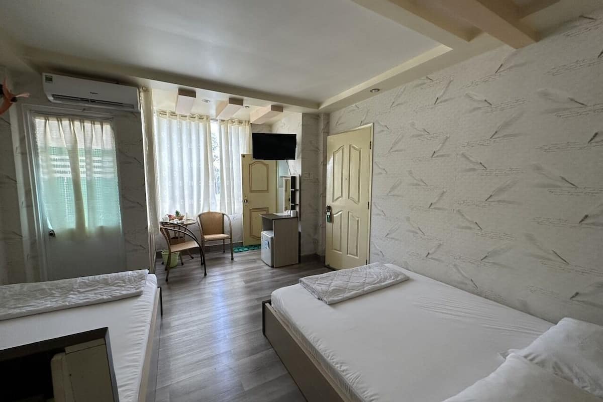 Basic Triple Room, Multiple Beds | Laptop workspace, free WiFi, bed sheets