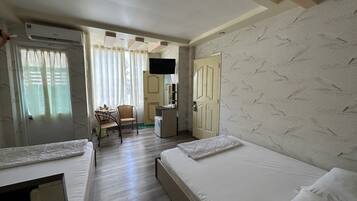 Phòng 3 cơ bản, nhiều giường | Khu vực làm việc phù hợp cho laptop