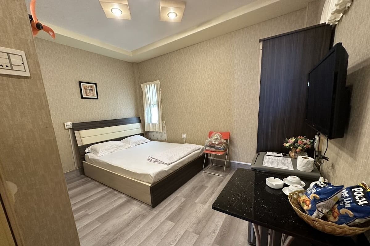 Basic Double Room | Laptop workspace, free WiFi, bed sheets