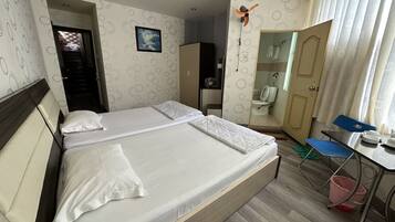 Phòng đôi có thiết kế đặc sắc, nhiều giường | Khu vực làm việc phù hợp cho laptop