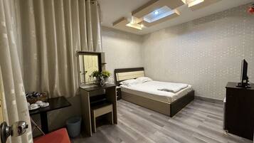 Phòng đôi trung tâm thành phố, 1 giường cỡ queen | Khu vực làm việc phù hợp cho laptop