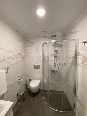 Shower, rainfall showerhead, hair dryer, slippers - Ozkaya Apartments Galata (Istanbul)