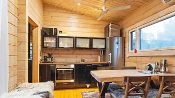 Jääkaappi, mikroaaltouuni, astianpesukone