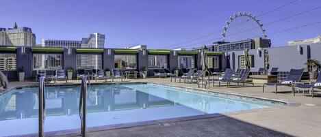 Een binnenzwembad en een buitenzwembad