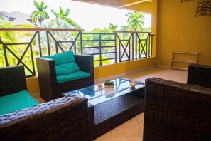 Property grounds - seafront beaches  swimming pool many shops and so on 5 minutes to town centre (Ocho Rios)