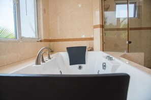 Haartrockner, Handtücher, Seife, Shampoo