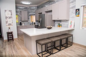 Private kitchen - seafront beaches  swimming pool many shops and so on 5 minutes to town centre (Ocho Rios)