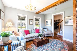 Smart TV, offices - Hidden gem nestled on a peaceful side street in Boothbay Harbor (Boothbay Harbor)