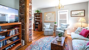 Living area - Hidden gem nestled on a peaceful side street in Boothbay Harbor (Boothbay Harbor)