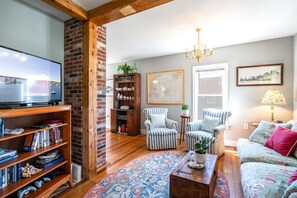 Smart TV, offices - Hidden gem nestled on a peaceful side street in Boothbay Harbor (Boothbay Harbor)