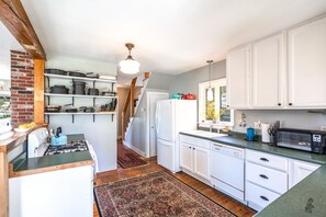 Private kitchen - Hidden gem nestled on a peaceful side street in Boothbay Harbor (Boothbay Harbor)