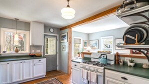 Private kitchen - Hidden gem nestled on a peaceful side street in Boothbay Harbor (Boothbay Harbor)
