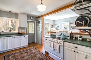 Private kitchen - Hidden gem nestled on a peaceful side street in Boothbay Harbor (Boothbay Harbor)