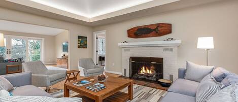 智能电视、书、办公室