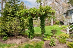 Property grounds - Timeless charm of Juniper Garden, where the past and present collide in perfect harmony (West Boothbay Harbor)