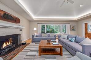 Smart TV, books, offices - Timeless charm of Juniper Garden, where the past and present collide in perfect harmony (West Boothbay Harbor)