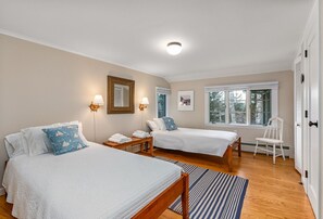 3 bedrooms, desk, iron/ironing board, free WiFi - Timeless charm of Juniper Garden, where the past and present collide in perfect harmony (West Boothbay Harbor)