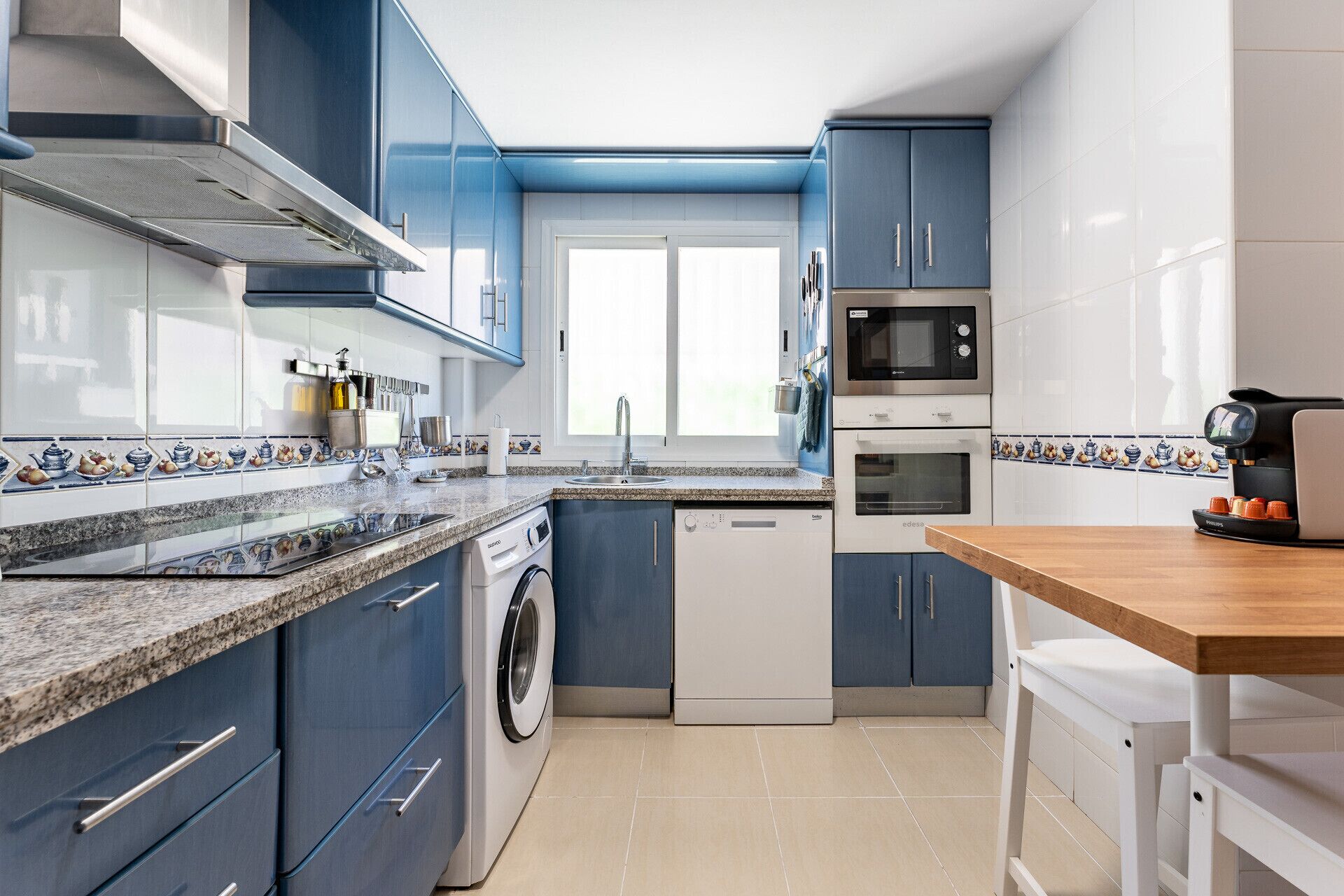 Réfrigérateur, micro-ondes, lave-vaisselle, cafetière/bouilloire