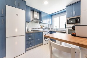 Jääkaappi, mikroaaltouuni, astianpesukone, kahvin-/teenkeitin