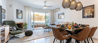 Stylish Seaview Townhouse: 3BR, Pool, 4 Terraces REF030