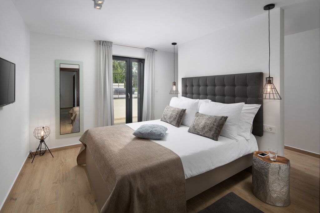 4 bedrooms, iron/ironing board, travel crib, free WiFi