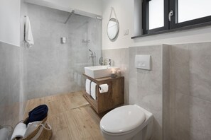 Douche, articles de toilette écologiques, séchoir à cheveux