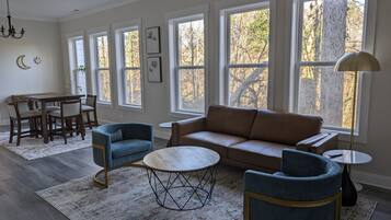 Suite Eksekutif | Ruang keluarga | Smart TV 65-inci dengan saluran TV digital dan layanan streaming