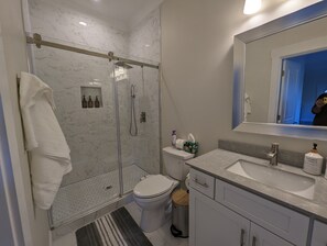 Executive Suite | Bathroom | Shower, hair dryer, bidet, towels - Colony Suite - Bridgegate (Marietta)