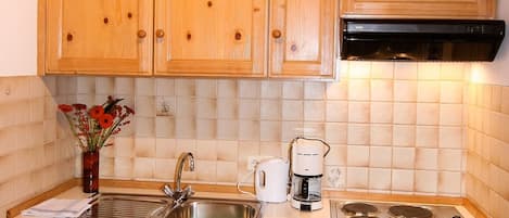 Een koelkast, een magnetron, een kookplaat, een vaatwasser
