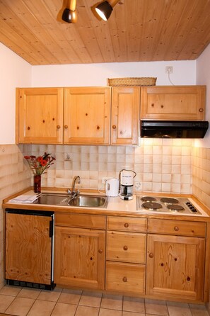 Kylskåp, mikrovågsugn, spishäll och diskmaskin