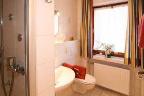 Shower, hair dryer, towels - Ferienwohnung Zellerberg 52qm, Balkon, Kochn., 1 Schlafz. , Wohnz., Nr. 1, Wlan (Ruhpolding)