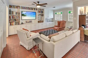 Smart TV, fireplace, books - Poolside Paradise - Historic District Home (College Station)