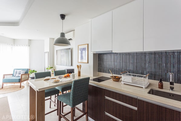 Private kitchen - Cozy Seaside Studio with Balcony Scenic Ocean View (Lapu-Lapy City)